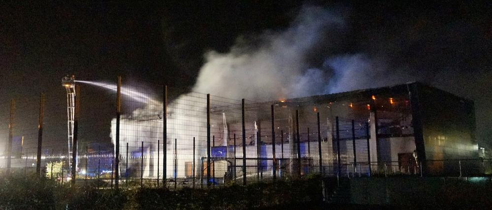 Feuerwehrleute löschen im August in Nauen (Brandenburg) einen Brand in der Turnhalle des Oberstufenzentrums Havelland. 