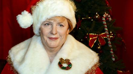 Die Wachsfigur von Bundeskanzlerin Angela Merkel als Weihnachtsmann bei Madame Tussauds.