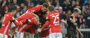 Torschütze Mats Hummels von München jubelt mit seinen Mitspielern über sein Tor zum 2:1.