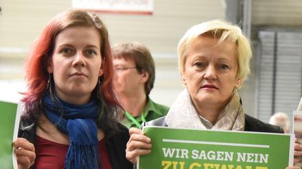 Friederike Schwebler, Frauen- und geschlechterpolitische Sprecherin von Bündnis 90 / Die Grünen Berlin, und Renate Künast (MdB), Vorsitzende des Ausschusses für Recht &amp; Verbraucherschutz, am letztjährigen "Tag gegen Gewalt an Frauen".