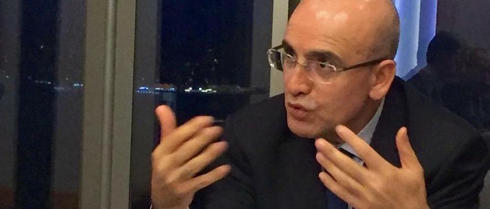 Der stellvertretende türkische Ministerpräsident Mehmet Şimşek bei einem Gespräch mit deutschen Journalisten in Istanbul.