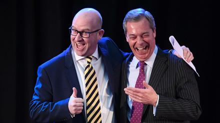 Paul Nuttall (l) mit Nigel Farage in London.