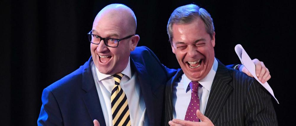 Paul Nuttall (l) mit Nigel Farage in London.