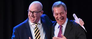 Paul Nuttall (l) mit Nigel Farage in London. 