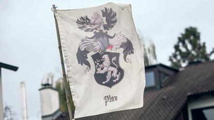 Auf dem Grundstück eines sogenannten "Reichsbürgers" ist in Georgensgmünd eine Flagge mit der Aufschrift "Plan" zu sehen.