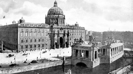 Kaiser und Kolonnaden. Die Aufnahme von 1900 zeigt die Das Stadtschloss mit Eosanderportal und das Kaiser-Wilhelm-Nationaldenkmal mit den Kolonnaden.