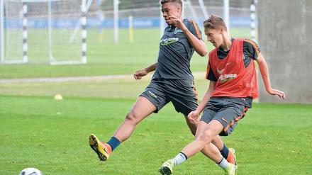 Vor das Bein. Sidney Friede, Jahrgang 1998, und Palko Dardai, Jahrgang 1999 trainieren bei Hertha BSC für ihren Traum vom Profifußball. Gerade in der U 19 von Trainer Michael Hartmann tummeln sich auffallend viele Talente. 