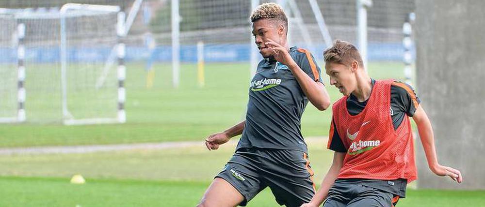 Vor das Bein. Sidney Friede, Jahrgang 1998, und Palko Dardai, Jahrgang 1999 trainieren bei Hertha BSC für ihren Traum vom Profifußball. Gerade in der U 19 von Trainer Michael Hartmann tummeln sich auffallend viele Talente.