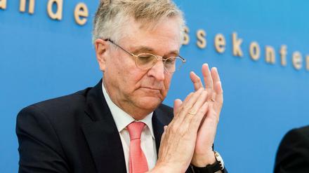 Kanzlerin Angela Merkel würdigte Peter Hintze als eine herausragende Persönlichkeit.