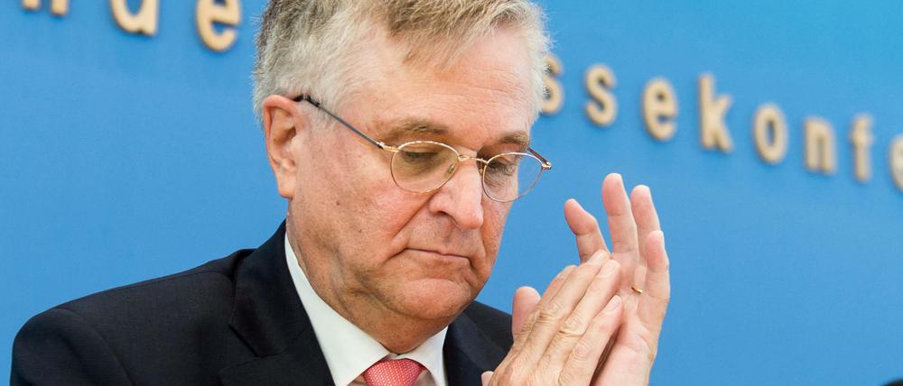 Kanzlerin Angela Merkel würdigte Peter Hintze als eine herausragende Persönlichkeit. 