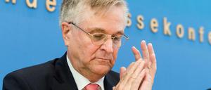Kanzlerin Angela Merkel würdigte Peter Hintze als eine herausragende Persönlichkeit. 