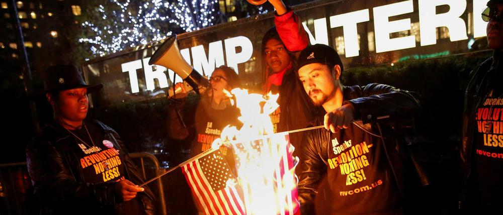 Protest: Demonstranten zünden eine US-Flagge an, um gegen Donald Trump zu demonstrieren.