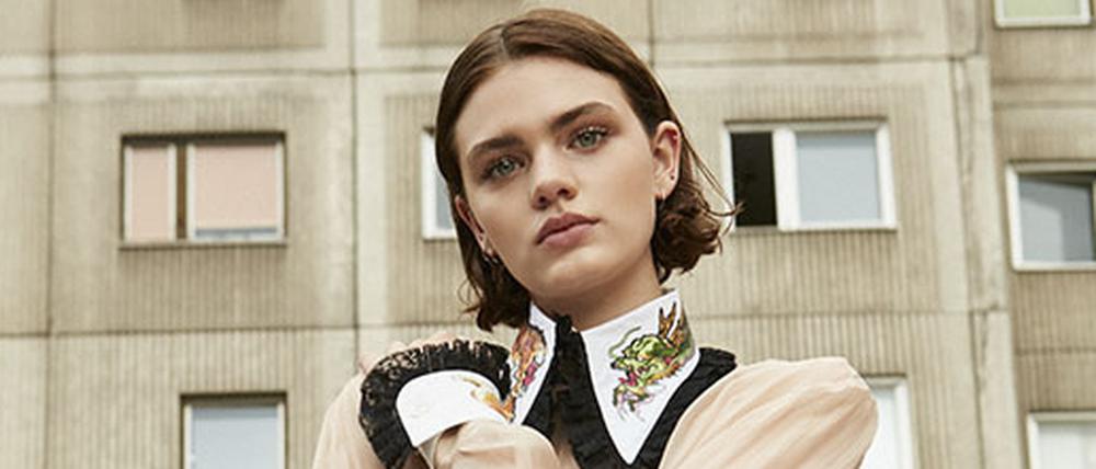 Seide vor Beton. Dass Lulú Poletti ein Faible für Brüche hat, kann man auf den Fotos für ihre Frühlingskollektionen sehen.