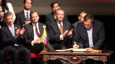 Farc-Kommandeur Rodrigo „Timochenko“ Londoño unterzeichnet den veränderten Friedensvertrag in Bogota.