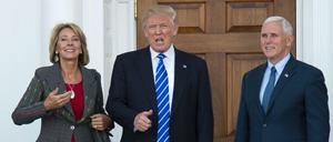 Betsy DeVos, Donald Trump und Mike Pence (von links)