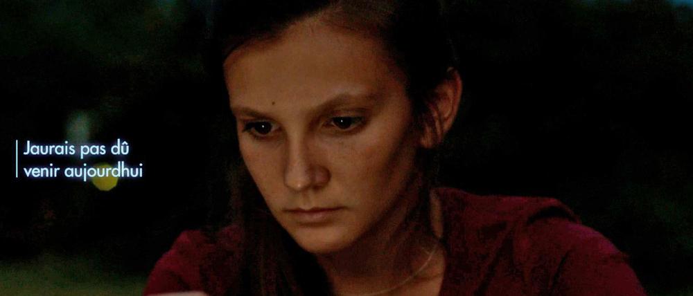 "Ich hätte heute nicht kommen sollen". Das Mädchen (Naomie Vogt-Roby) liest die Nachricht des Jungen auf ihrem Handy. 