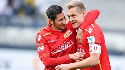 Berlins Felix Kroos (r.) jubelt mit Steven Skrzybski über sein Tor zum 0:1.