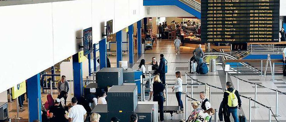 Volles Haus. Ähnlich wie der Flughafen Tegel arbeitet auch der Flughafen Schönefeld schon länger am Rande seiner Kapazitäten.