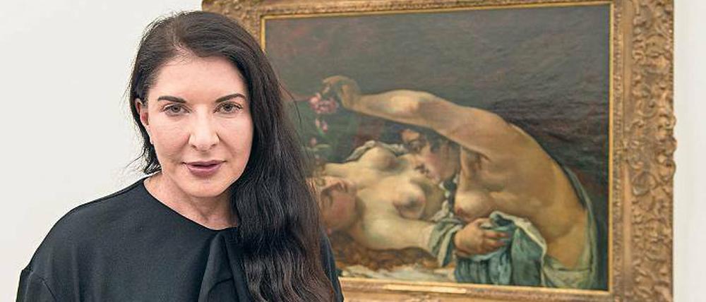 Zwei Powerfrauen: Marina Abramović 2014 vor dem Gemälde "le réveil" (1866) von Gustave Courbet in der Schweizer Fondation Beyeler.