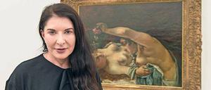 Zwei Powerfrauen: Marina Abramović 2014 vor dem Gemälde "le réveil" (1866) von Gustave Courbet in der Schweizer Fondation Beyeler.