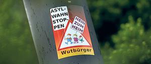 Ein Aufkleber "Asyl-Wahn Stoppen - Nein zum Heim - Wutbürger" in Freital (Sachsen). Die "Freie Kameradschaft Dresden" soll auch bei Vorkommnissen an Asylunterkünften in Freital auffällig geworden sein.