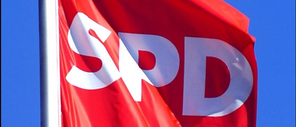 Fröhlich im Wind? Die SPD-Fahne auf dem Dach der SPD Zentrale in Berlin.
