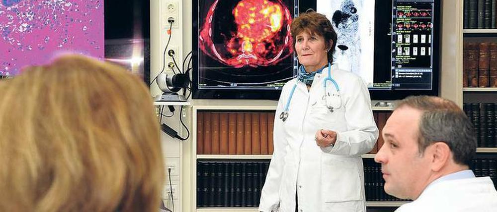 Maike de Wit, Chefärztin der Onkologie am Vivantes Klinikum Neukölln, leitet die Konferenz.