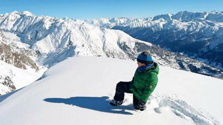Wanderer im Tiefschnee.