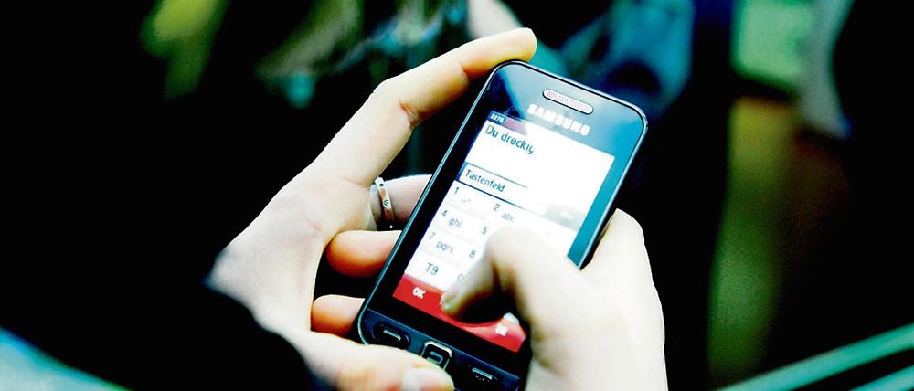 Smartphones sind in den Schulen allgegenwärtig: Es wird gechattet, fotografiert - und gemobbt.
