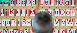 Rund 7,5 Millionen Menschen in Deutschland können nur rudimentär lesen und schreiben.