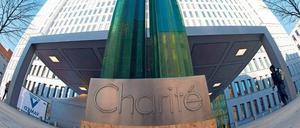 Chirurgischer EIngriff. Eine große Torte und große Worte gab’s zum Abschluss der Bauarbeiten am Bettenturm der Charité. Der Chef des Uni-Kinikums Karl Max Einhäupl, der Regierende Bürgermeister Michael Müller und Wissenschaftssenatorin Sandra Scheeres nahmen bei dieser Gelegenheit das Heft gemeinsam in die Hand.