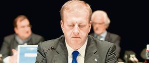 Noch mal schnell nachrechnen. Herthas Finanzgeschäftsführer stellt die Bilanz für 2015/16 vor.