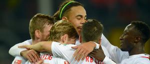 Wo wir sind, ist oben! Emil Forsberg, Timo Werner, Davie Selke und Yussuf Yurary Poulsen und Naby Deco Keita (l-r) von Leipzig bejubeln den Treffer zum 3:1.