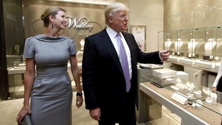 Immer das Business der Familie im Blick. Donald Trump bei der Einweihung des Trump-Towers in Istanbul mit Tochter Ivanka, die weltweit ihre Modekollektion vertreibt.