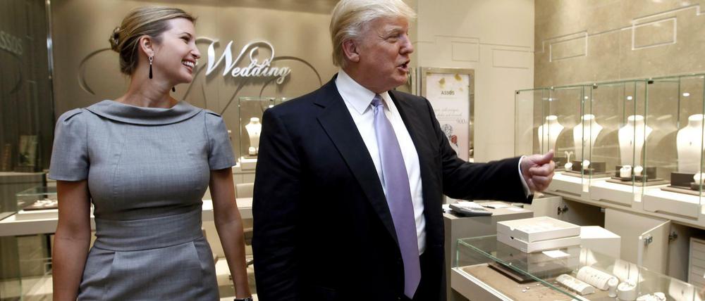 Immer das Business der Familie im Blick. Donald Trump bei der Einweihung des Trump-Towers in Istanbul mit Tochter Ivanka, die weltweit ihre Modekollektion vertreibt. 