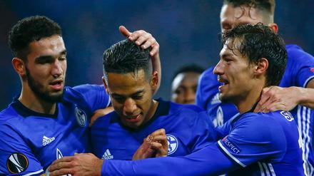 Football Soccer - FC Schalke 04 v OGC Nice - Europa League Group Stage - Veltins Arena, Gelsenkirchen, Germany - 24/11/16 - Schalke's Dennis Aogo celebrates with team mates after he scored a penalty goal against Nice. REUTERS/Wolfgang Rattay