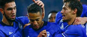 Football Soccer - FC Schalke 04 v OGC Nice - Europa League Group Stage - Veltins Arena, Gelsenkirchen, Germany - 24/11/16 - Schalke's Dennis Aogo celebrates with team mates after he scored a penalty goal against Nice. REUTERS/Wolfgang Rattay