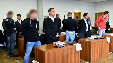 In Potsdam begann Donnerstag der Prozess gegen die sechs Angeklagten wegen schwerer Brandstiftung mit ausländerfeindlichem Hintergrund. 