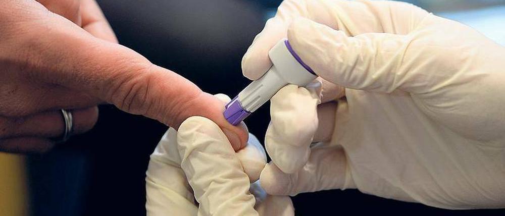 Rasche Gewissheit. Ein Schnelltest auf eine HIV-Infektion kommt mit einer kleinen Menge Blut aus. Nach wenigen Minuten liegt das Ergebnis vor.