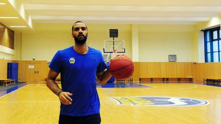 Schütze aus der Schützenstraße. In einer früheren Schulsporthalle in Berlin-Mitte trainieren mittlerweile Akeem Vargas und die Basketballer von Alba Berlin. Foto: Kitty Kleist-Heinrich