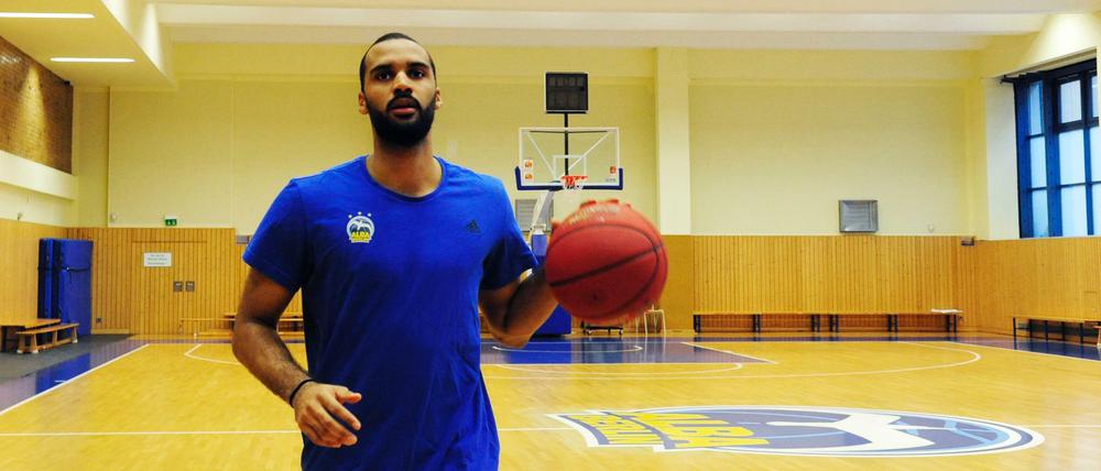 Schütze aus der Schützenstraße. In einer früheren Schulsporthalle in Berlin-Mitte trainieren mittlerweile Akeem Vargas und die Basketballer von Alba Berlin. Foto: Kitty Kleist-Heinrich