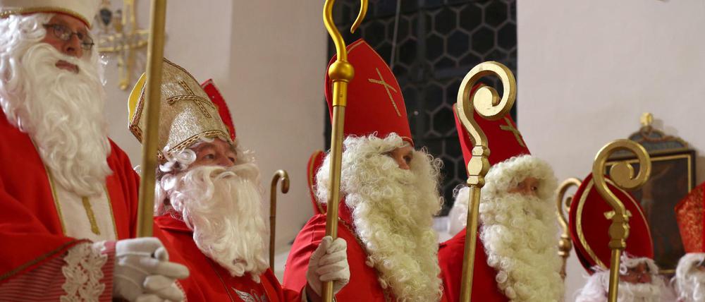 Freigiebiger Bischof. Die Legende vom Nikolaus basiert auf einer historischen Begebenheit.