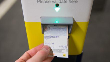 Nervt viele Menschen: Tickets für den Nahverkehr am Automaten kaufen, drucken, entwerten.