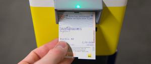 Nervt viele Menschen: Tickets für den Nahverkehr am Automaten kaufen, drucken, entwerten. 
