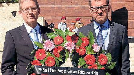 Holocaust-Gedenken: Stephan-Andreas Casdorff (l.) und Kai Diekmann mit einem Kranz in Yad Vashem. 