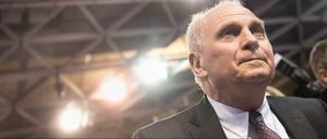 Kein Heiligenschein. Sieht aber fast so aus, Uli Hoeneß auf der Jahreshauptversammlung der Bayern.