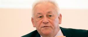 Der Leiter des Brandenburger Verfassungsschutzes, Carlo Weber, bei einer Pressekonferenz 2014.