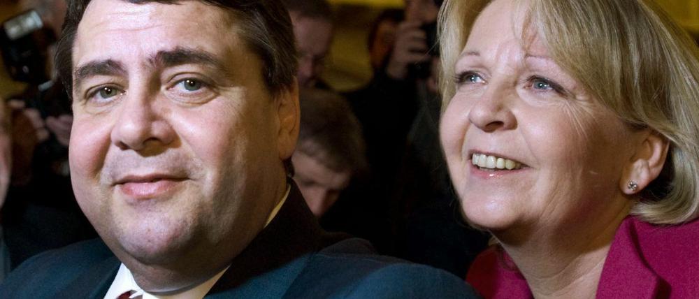 Hannelore Krafts Favorit heißt Sigmar Gabriel. Sitzt sie ihm nun im Nacken? Das Foto zeigt den SPD-Parteichef und die nordrhein-westfälische Regierungschefin bei einer Veranstaltung im Jahr 2010.