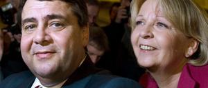 Hannelore Krafts Favorit heißt Sigmar Gabriel. Sitzt sie ihm nun im Nacken? Das Foto zeigt den SPD-Parteichef und die nordrhein-westfälische Regierungschefin bei einer Veranstaltung im Jahr 2010. 