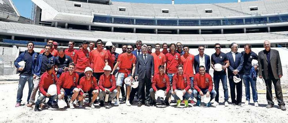 Gruppenbild mit Baulöwe. Die Mannschaft von Atlético besucht das Madrider Olympiastadion, wo sie nach einigen Umbauten ab nächster Saison Fußball spielen wird. Foto: Imago/Marca